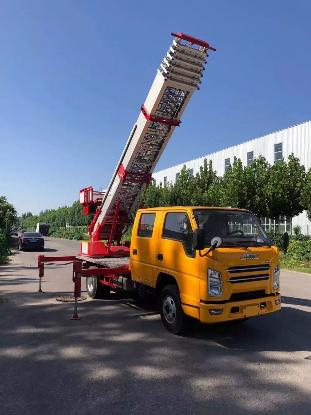 确山附近的云梯车出租服务：轻松解决高空作业需求