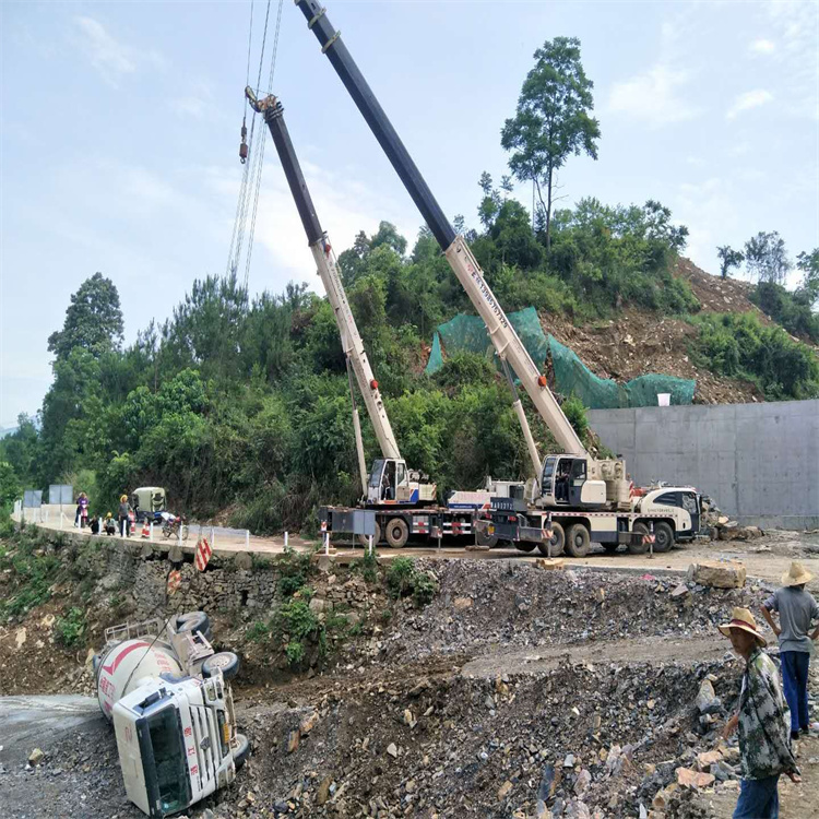 确山汽车掉沟里叫吊车救援要多少钱